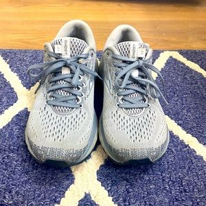 Grey ghost 11 Brooks running shoes